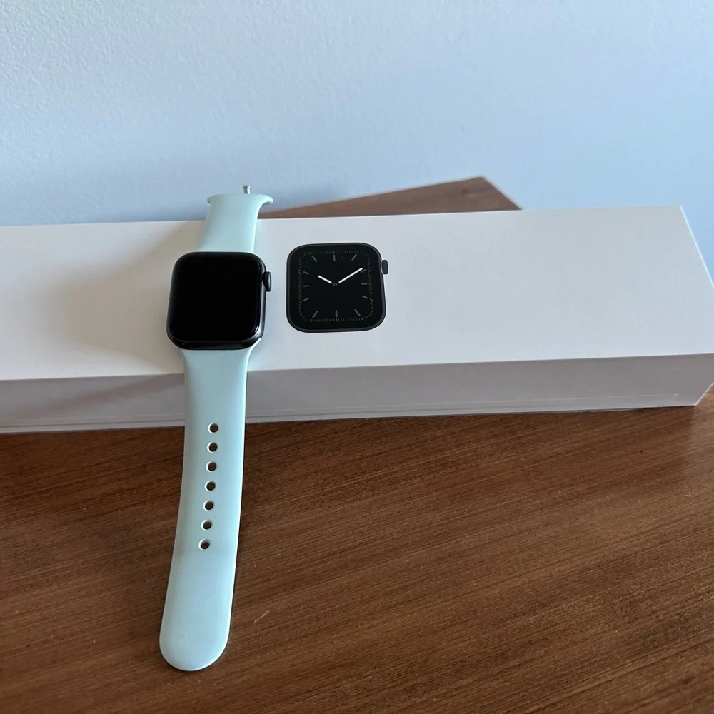 Apple Watch Series 5 Space Gray Aluminum Case 40mm